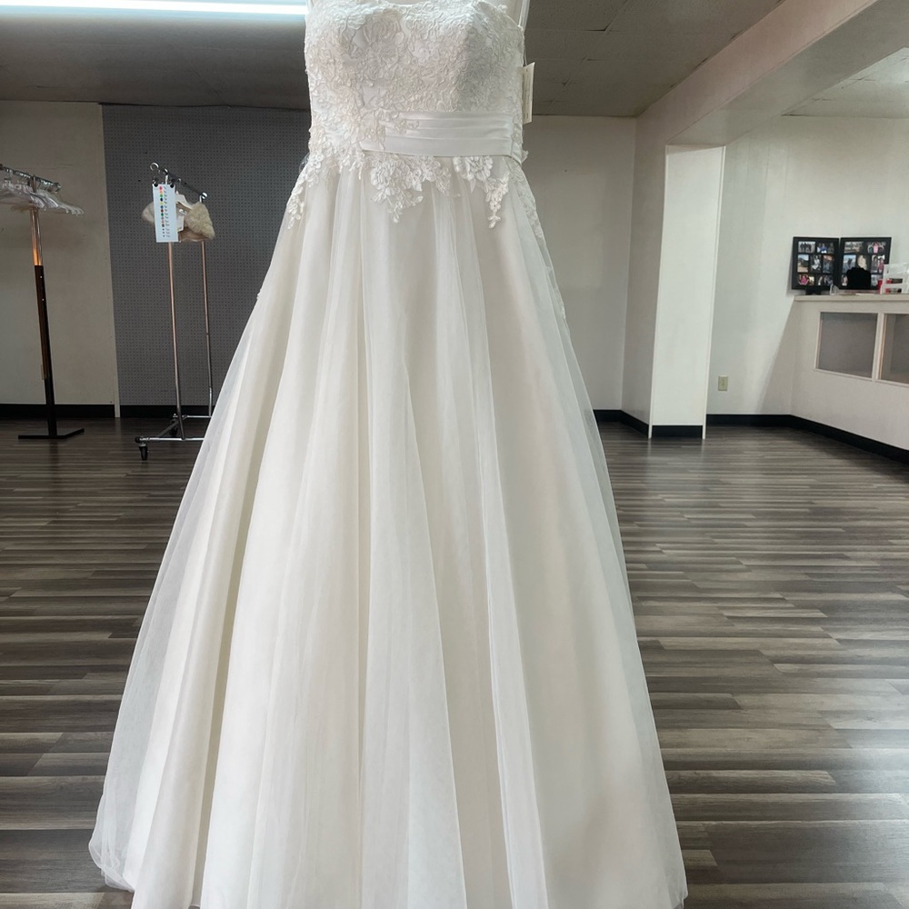 Black Label Ivory Lace Bodice Tulle Wedding Gown